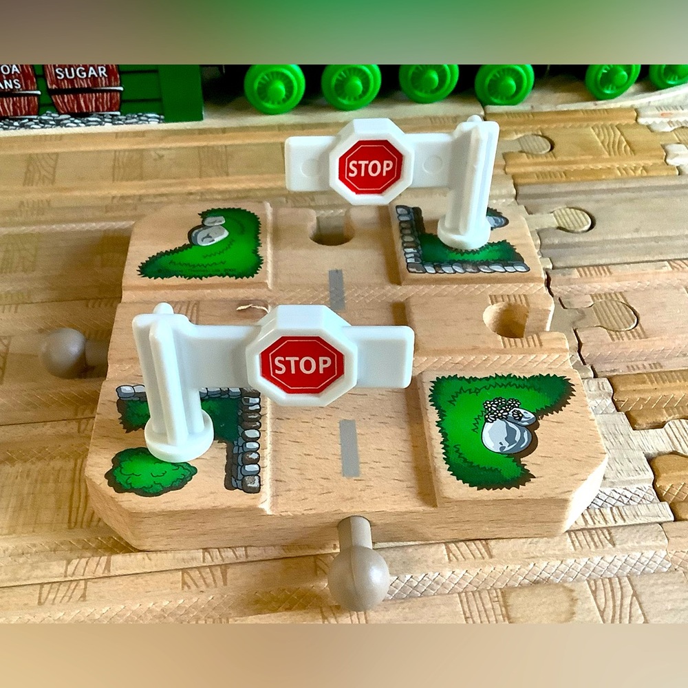 Thomas Wooden Railway 4 Way Stop Intersection Road Cross & Moveable Barricades